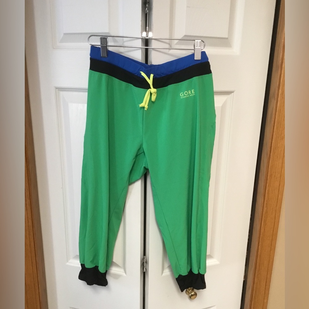 Woman’s 3/4 length running pants.